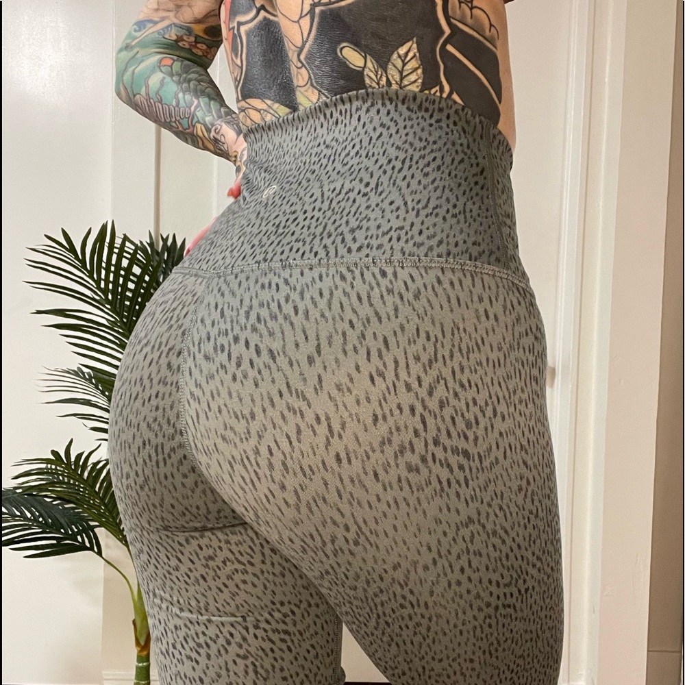 Lululemon long + high waisted leggings - Women’s